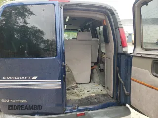 2001 Chevrolet Express Cargo YF7 Upfitter z VIN 1GBFG15R211243862, wystawiony jako Copart lot #57950355 z przebiegiem 133 273 mil mil oraz Szkody całkowita. Historia ofert i sprzedaży dostępna na DreamBid. Obrazek 10.