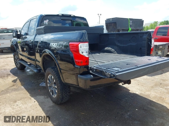2017 Nissan Titan Platinum Reserve z VIN 1N6AA1F43HN500781, wystawiony jako IAAI lot #42220311 z przebiegiem 133 612 mil mil oraz . Historia ofert i sprzedaży dostępna na DreamBid. Obrazek 3.
