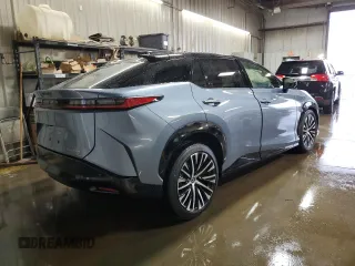 2023 Lexus RZ 450e Premium z VIN JTJAAAAB0PA004297, wystawiony jako Copart lot #82275023 z przebiegiem 6684 mil mil oraz . Historia ofert i sprzedaży dostępna na DreamBid. Obrazek 3.