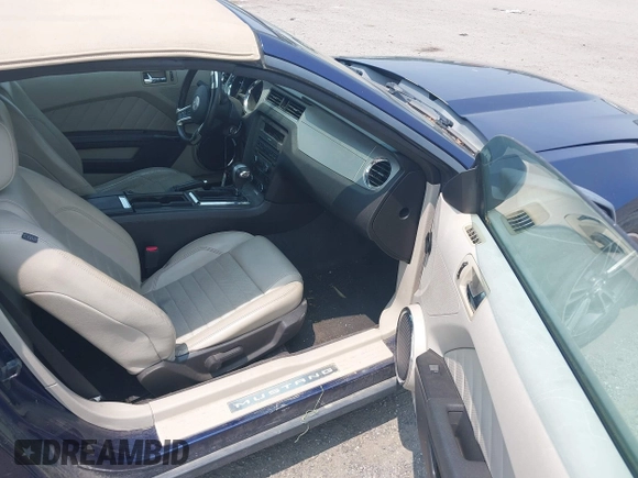 2010 Ford Mustang V6 z VIN 1ZVBP8EN7A5171725, wystawiony jako IAAI lot #42391324 z przebiegiem 202 671 mil mil oraz . Historia ofert i sprzedaży dostępna na DreamBid. Obrazek 5.