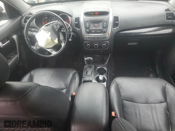 2015 Kia Sorento LX z VIN 5XYKTCA64FG636749, wystawiony jako Copart lot #54692105 z przebiegiem 141 739 mil mil oraz Szkoda całkowita • Salvage title. Historia ofert i sprzedaży dostępna na DreamBid. Obrazek 8.
