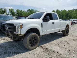 2018 Ford F-350 XL z VIN 1FT8X3BT7JEB52854, wystawiony jako Copart lot #54009315 z przebiegiem 155 297 mil mil oraz Szkody całkowita. Historia ofert i sprzedaży dostępna na DreamBid. Obrazek 1.