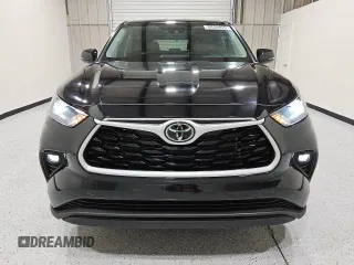 2023 Toyota Highlander L z VIN 5TDKDRAH5PS505318, wystawiony jako Copart lot #55865355 z przebiegiem 44 616 mil mil oraz Czysty tytuł • Clean title. Historia ofert i sprzedaży dostępna na DreamBid. Obrazek 5.