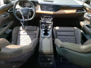 2022 Audi e-tron GT Prestige z VIN WAUDJBFW7N7009179, wystawiony jako Copart lot #53146264 z przebiegiem 17 798 mil mil oraz . Historia ofert i sprzedaży dostępna na DreamBid. Obrazek 8.