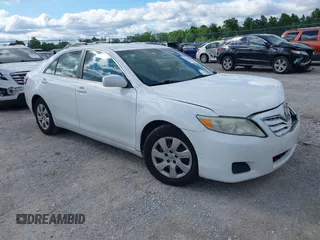 2011 Toyota Camry LE z VIN 4T1BF3EK9BU664789, wystawiony jako IAAI lot #42318589 z przebiegiem 178 556 mil mil oraz . Historia ofert i sprzedaży dostępna na DreamBid. Obrazek 1.