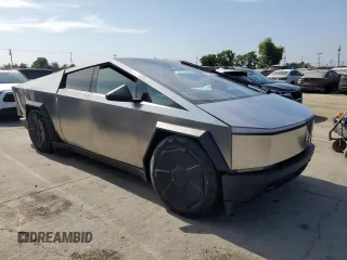 2024 Tesla Cybertruck z VIN 7G2CEHED9RA047674, wystawiony jako Copart lot #61213915 z przebiegiem 1 323 mil mil oraz Szkoda całkowita • Salvage title. Historia ofert i sprzedaży dostępna na DreamBid. Obrazek 4.