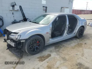 2017 Chrysler 300 S Alloy Edition z VIN 2C3CCABG6HH512281, wystawiony jako Copart lot #53472855 z przebiegiem Nie podano mil oraz Szkoda całkowita • Salvage title. Historia ofert i sprzedaży dostępna na DreamBid. Obrazek 1.