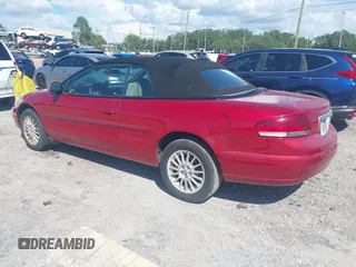 2005 Chrysler Sebring Touring z VIN 1C3EL55R55N704615, wystawiony jako IAAI lot #42469660 z przebiegiem 133 744 mil mil oraz . Historia ofert i sprzedaży dostępna na DreamBid. Obrazek 3.