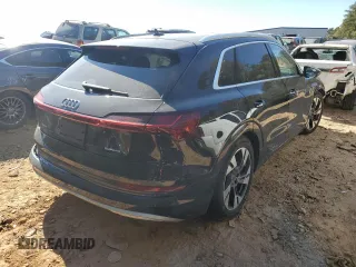 2022 Audi e-tron Premium z VIN WA1AAAGE8NB005610, wystawiony jako Copart lot #63919242 z przebiegiem 10 000 mil mil oraz . Historia ofert i sprzedaży dostępna na DreamBid. Obrazek 4.
