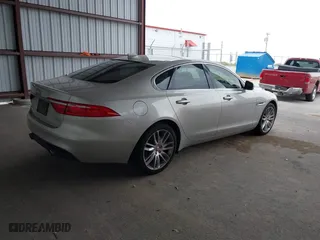 2016 Jaguar XF 35t Prestige with VIN SAJBE4BV2GCY16583, listed as a IAAI auction lot 41997274 with 81,186 mi miles. Bid and sale history available at carsss.com. Image 4.