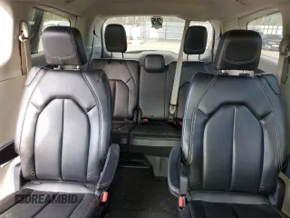 2020 Chrysler Voyager LXi z VIN 2C4RC1DG1LR266018, wystawiony jako Copart lot #47455945 z przebiegiem Nie podano mil oraz Szkoda całkowita • Salvage title. Historia ofert i sprzedaży dostępna na DreamBid. Obrazek 10.