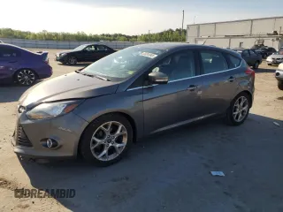 2014 Ford Focus Titanium z VIN 1FADP3N24EL269008, wystawiony jako Copart lot #56396975 z przebiegiem 116 856 mil mil oraz Szkoda całkowita • Salvage title. Historia ofert i sprzedaży dostępna na DreamBid. Obrazek 1.
