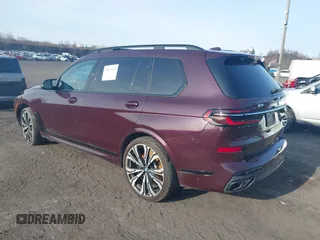 2023 BMW X7 M60i z VIN 5UX33EM03P9R02884, wystawiony jako IAAI lot #41879035 z przebiegiem 45 466 mil mil oraz . Historia ofert i sprzedaży dostępna na DreamBid. Obrazek 3.