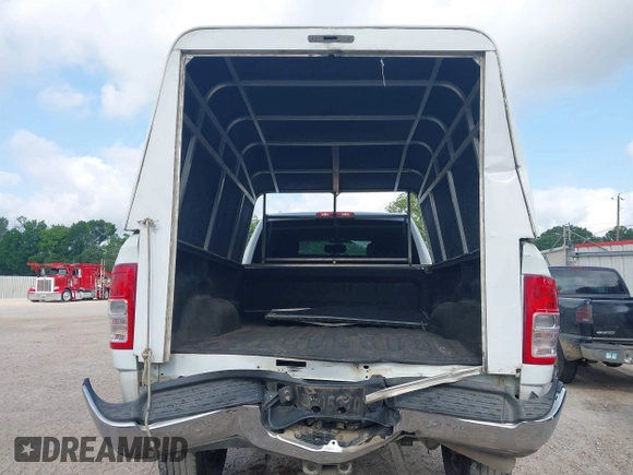 2024 Ram 2500 Tradesman z VIN 3C6UR5HJ2RG234917, wystawiony jako IAAI lot #42247031 z przebiegiem 26 718 mil mil oraz . Historia ofert i sprzedaży dostępna na DreamBid. Obrazek 6.