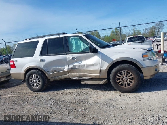 2011 Ford Expedition XLT z VIN 1FMJU1H58BEF02139, wystawiony jako IAAI lot #42065356 z przebiegiem 144 103 mil mil oraz . Historia ofert i sprzedaży dostępna na DreamBid. Obrazek 13.