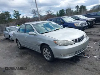 2006 Toyota Camry LE z VIN 4T1BF30K96U119883, wystawiony jako IAAI lot #41858665 z przebiegiem 228 340 mil mil oraz . Historia ofert i sprzedaży dostępna na DreamBid. Obrazek 1.