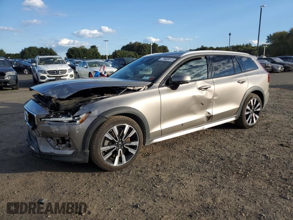 2021 Volvo V60 z VIN YV4102WK0M1076923, wystawiony jako Copart lot #71683813 z przebiegiem 32 399 mil mil oraz . Historia ofert i sprzedaży dostępna na DreamBid. Obrazek 1.
