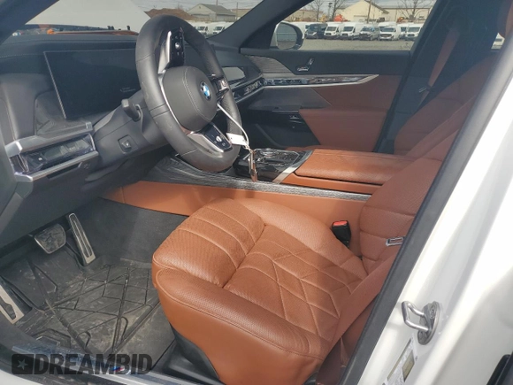 2024 BMW 7 Series 760i xDrive z VIN WBA33EJ00RCR97722, wystawiony jako Copart lot #47342765 z przebiegiem 3 921 mil mil oraz Szkoda całkowita • Salvage title. Historia ofert i sprzedaży dostępna na DreamBid. Obrazek 7.