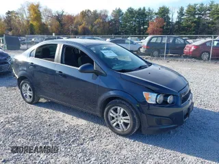 2016 Chevrolet Sonic LT z VIN 1G1JC5SG4G4138574, wystawiony jako IAAI lot #40665585 z przebiegiem 84 157 mil mil oraz . Historia ofert i sprzedaży dostępna na DreamBid. Obrazek 1.