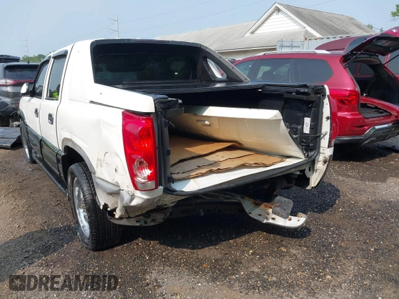 2003 Chevrolet Avalanche with VIN 3GNEC13T93G320904, listed as a IAAI auction lot 42402192 with 140,728 mi miles and . Bid and sale history available at DreamBid. Image 6.