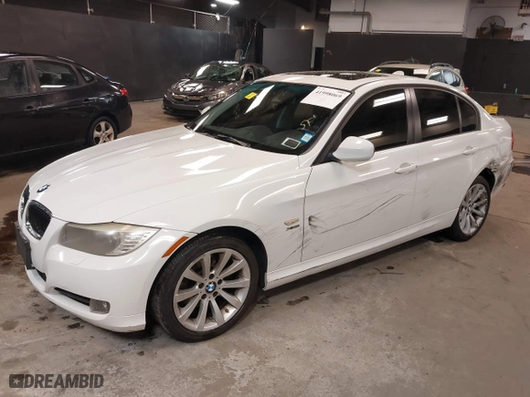 2011 BMW 3 Series 328i xDrive with VIN WBAPK5C5XBA658075, listed as a IAAI auction lot 41998069 with 92,562 mi miles. Bid and sale history available at carsss.com. Image 17.