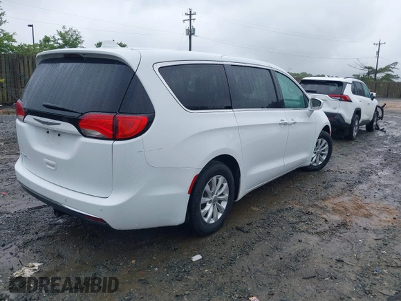 2018 Chrysler Pacifica Touring Plus z VIN 2C4RC1FG3JR102912, wystawiony jako IAAI lot #42240609 z przebiegiem 72 329 mil mil oraz . Historia ofert i sprzedaży dostępna na DreamBid. Obrazek 4.