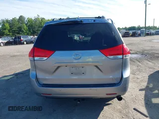 2012 Toyota Sienna XLE z VIN 5TDDK3DC6CS044409, wystawiony jako IAAI lot #42409389 z przebiegiem 231 567 mil mil oraz . Historia ofert i sprzedaży dostępna na DreamBid. Obrazek 16.