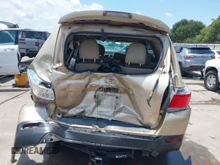 2011 Toyota Highlander z VIN 5TDBK3EH2BS042799, wystawiony jako IAAI lot #39900598 z przebiegiem 232 331 mil mil oraz . Historia ofert i sprzedaży dostępna na DreamBid. Obrazek 6.