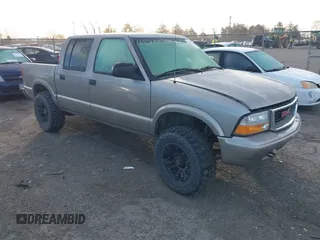 2002 GMC Sonoma SLS with VIN 1GTDT13W32K235627, listed as a IAAI auction lot 41722104 with 95,532 mi miles. Bid and sale history available at carsss.com. Image 1.