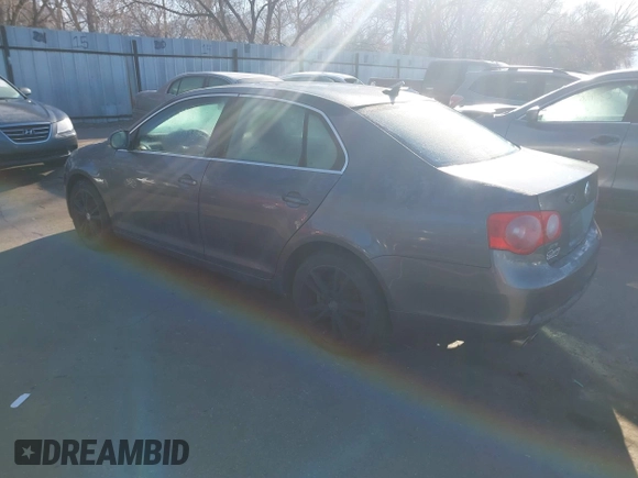 2007 Volkswagen Jetta z VIN 3VWJF71K97M021624, wystawiony jako IAAI lot #41682214 z przebiegiem Nie podano mil oraz . Historia ofert i sprzedaży dostępna na DreamBid. Obrazek 3.