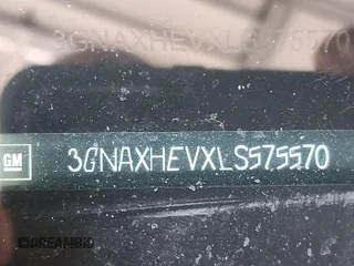 2020 Chevrolet Equinox LS z VIN 3GNAXHEVXLS575570, wystawiony jako IAAI lot #42352090 z przebiegiem 176 750 mil mil oraz . Historia ofert i sprzedaży dostępna na DreamBid. Obrazek 1.