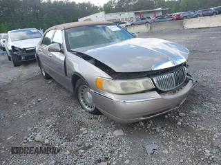 2001 Lincoln Town Car Executive z VIN 1LNHM81W61Y685421, wystawiony jako IAAI lot #42253950 z przebiegiem 215 112 mil mil oraz . Historia ofert i sprzedaży dostępna na DreamBid. Obrazek 1.