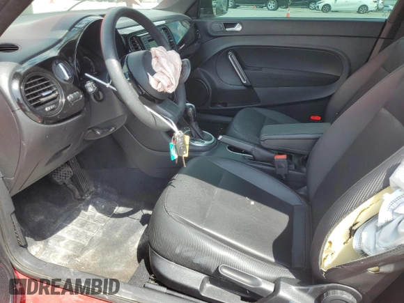 2017 Volkswagen Beetle Fleet z VIN 3VWF17AT7HM627079, wystawiony jako Copart lot #54294245 z przebiegiem 118 800 mil mil oraz Szkody całkowita. Historia ofert i sprzedaży dostępna na DreamBid. Obrazek 7.
