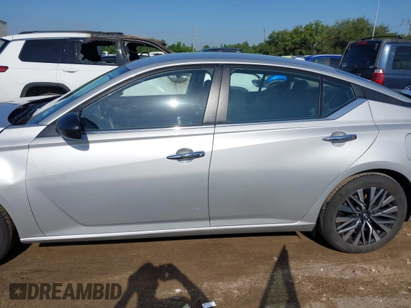 2024 Nissan Altima SV z VIN 1N4BL4DV6RN360313, wystawiony jako IAAI lot #42380837 z przebiegiem 44 189 mil mil oraz . Historia ofert i sprzedaży dostępna na DreamBid. Obrazek 14.