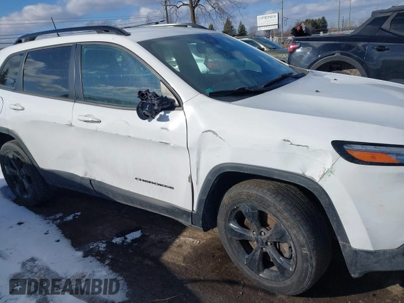 2018 Jeep Cherokee Latitude z VIN 1C4PJMCB1JD589697, wystawiony jako IAAI lot #41541689 z przebiegiem 131 694 mil mil oraz . Historia ofert i sprzedaży dostępna na DreamBid. Obrazek 6.