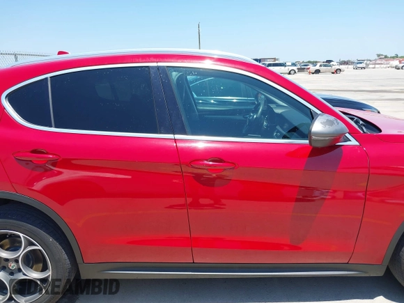2018 Alfa Romeo Stelvio z VIN ZASFAKAN8J7B64173, wystawiony jako IAAI lot #42355202 z przebiegiem 111 698 mil mil oraz . Historia ofert i sprzedaży dostępna na DreamBid. Obrazek 13.