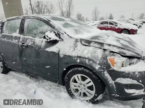 2012 Chevrolet Sonic LT z VIN 1G1JD6SB0C4147161, wystawiony jako Copart lot #41803735 z przebiegiem Nie podano mil oraz Czysty tytuł • Clean title. Historia ofert i sprzedaży dostępna na DreamBid. Obrazek 10.