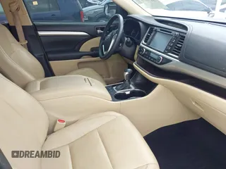 2016 Toyota Highlander XLE z VIN 5TDKKRFH2GS167956, wystawiony jako IAAI lot #42170195 z przebiegiem 142 181 mil mil oraz . Historia ofert i sprzedaży dostępna na DreamBid. Obrazek 5.