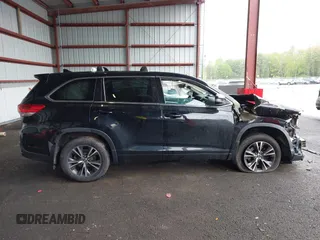 2018 Toyota Highlander LE с VIN 5TDBZRFH2JS855104, выставлен на аукционе IAAI как лот 42263950 с пробегом 51 070 миль миль и . История ставок и продаж доступна на DreamBid. Изображение 12.