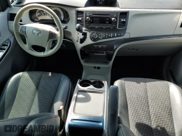 2013 Toyota Sienna SE с VIN 5TDXK3DC2DS383702, выставлен на аукционе Copart как лот 57618165 с пробегом 209 773 миль миль и Списание • Salvage title. История ставок и продаж доступна на DreamBid. Изображение 8.