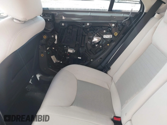 2019 Chrysler 300 Touring with VIN 2C3CCAAG0KH564997, listed as a IAAI auction lot 41852876 with 39,219 mi miles. Bid and sale history available at carsss.com. Image 8.