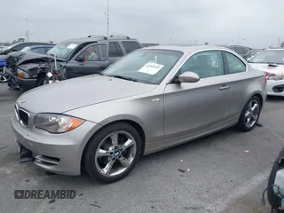 2009 BMW 1 Series 128i с VIN WBAUP93599VF48622, выставлен на аукционе IAAI как лот 42360145 с пробегом 64 913 миль миль и . История ставок и продаж доступна на DreamBid. Изображение 2.