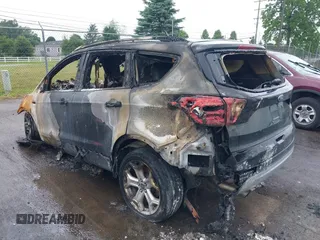 2019 Ford Escape Titanium z VIN 1FMCU9J95KUB24713, wystawiony jako IAAI lot #42554610 z przebiegiem Nie podano mil oraz . Historia ofert i sprzedaży dostępna na DreamBid. Obrazek 3.