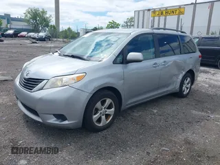 2013 Toyota Sienna LE AAS z VIN 5TDKK3DC3DS402574, wystawiony jako IAAI lot #42272047 z przebiegiem 142 938 mil mil oraz . Historia ofert i sprzedaży dostępna na DreamBid. Obrazek 2.