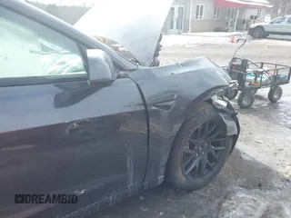 2025 Tesla Model 3 Long Range z VIN 5YJ3E1EB5SF880681, wystawiony jako IAAI lot #41429855 z przebiegiem 747 mil mil oraz . Historia ofert i sprzedaży dostępna na DreamBid. Obrazek 19.