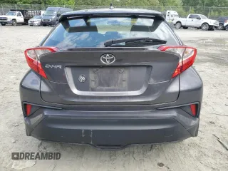 2018 Toyota C-HR XLE z VIN JTNKHMBX2J1003394, wystawiony jako Copart lot #58234865 z przebiegiem 132 574 mil mil oraz Szkoda całkowita • Salvage title. Historia ofert i sprzedaży dostępna na DreamBid. Obrazek 6.