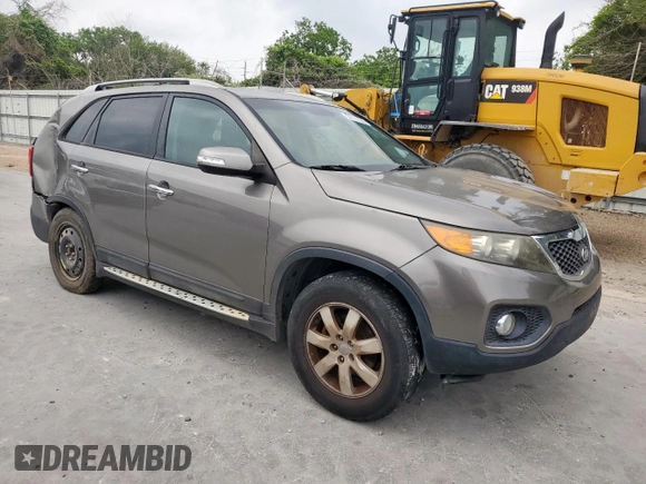 2012 Kia Sorento LX z VIN 5XYKT3A6XCG220216, wystawiony jako Copart lot #57467095 z przebiegiem 116 672 mil mil oraz Szkoda całkowita • Salvage title. Historia ofert i sprzedaży dostępna na DreamBid. Obrazek 4.