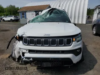 2024 Jeep Compass Latitude z VIN 3C4NJDBN2RT604989, wystawiony jako Copart lot #56880335 z przebiegiem 21 445 mil mil oraz Nie do naprawy • Non repairable. Historia ofert i sprzedaży dostępna na DreamBid. Obrazek 5.