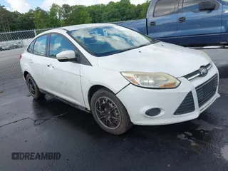 2013 Ford Focus SE z VIN 1FADP3F22DL216627, wystawiony jako IAAI lot #42263314 z przebiegiem 145 937 mil mil oraz . Historia ofert i sprzedaży dostępna na DreamBid. Obrazek 1.