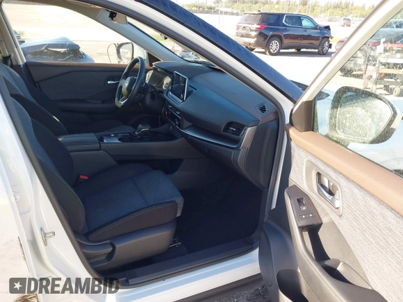 2023 Nissan Rogue SV z VIN JN8BT3BA3PW437865, wystawiony jako IAAI lot #41834250 z przebiegiem 8 725 mil mil oraz . Historia ofert i sprzedaży dostępna na DreamBid. Obrazek 5.